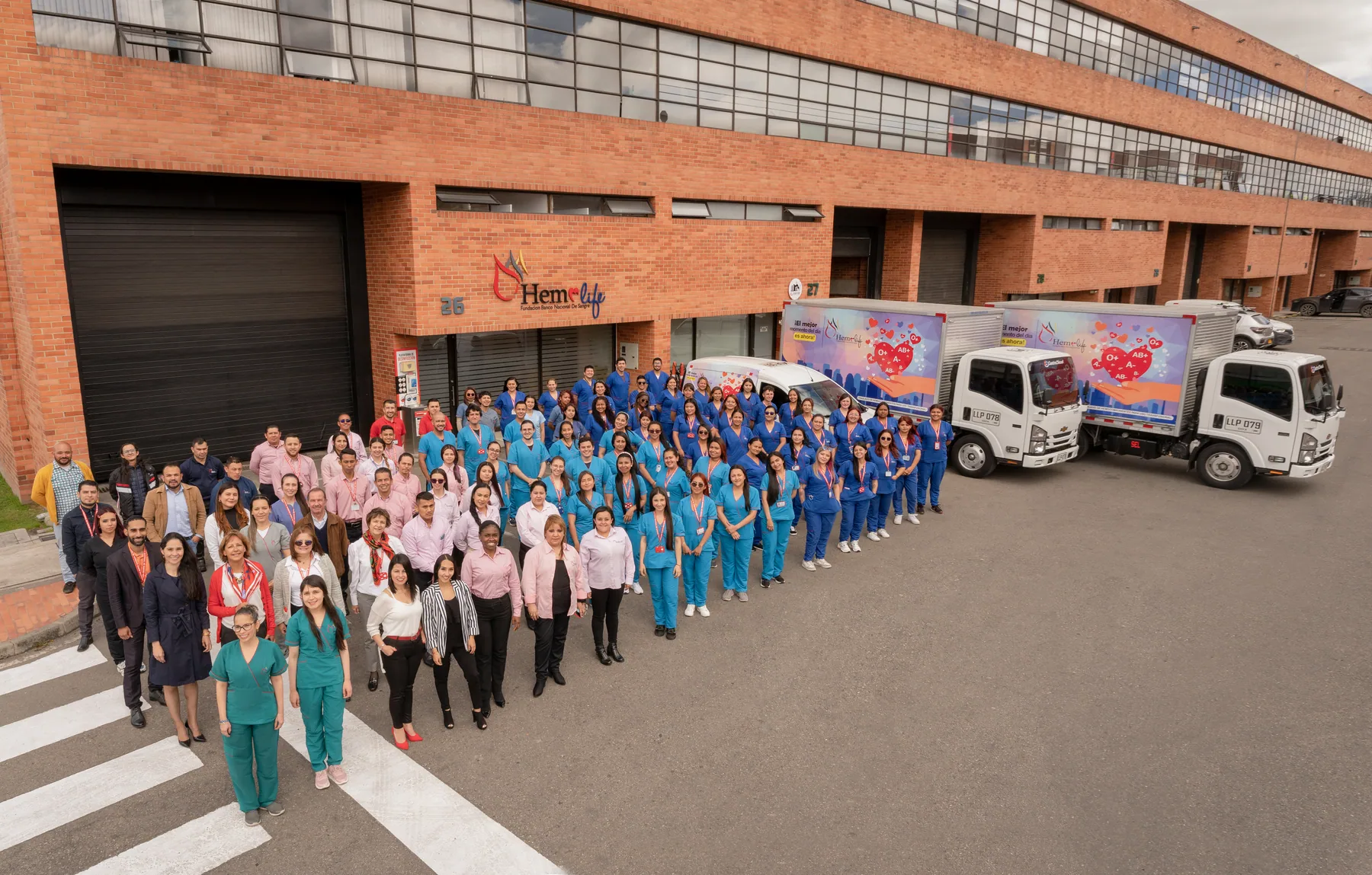 Equipo humano de Hemolife frente a sus instalaciones en Bogotá